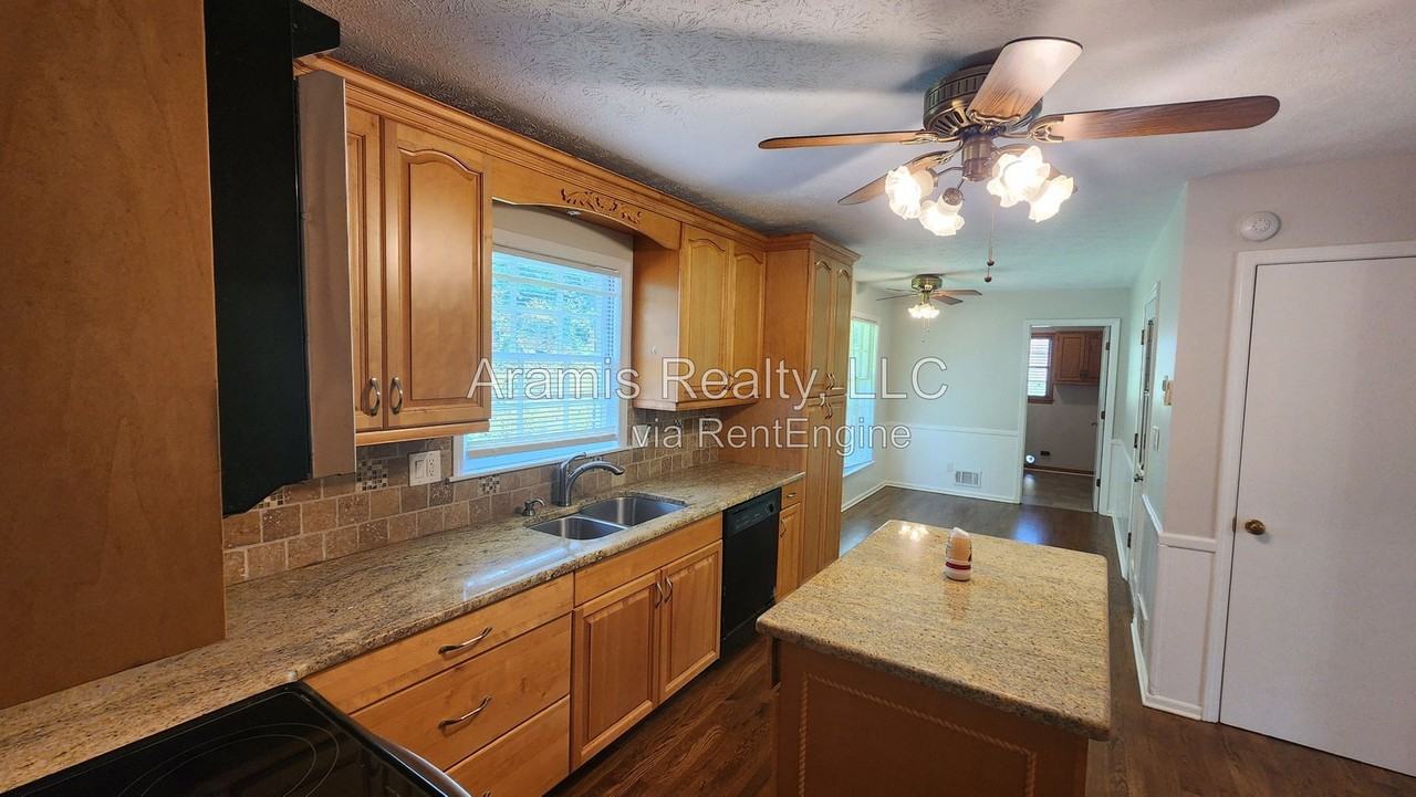 829 Bradford Ct Sw - Photo 3 of 17