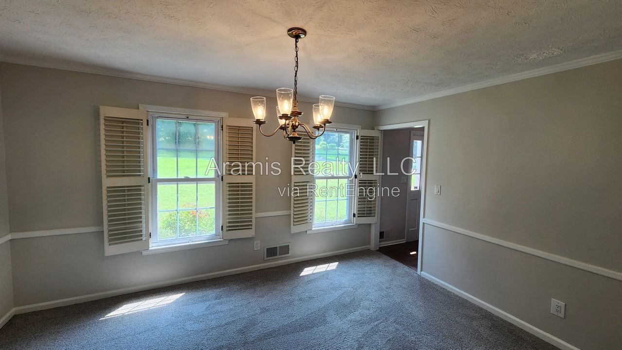 829 Bradford Ct Sw - Photo 4 of 17