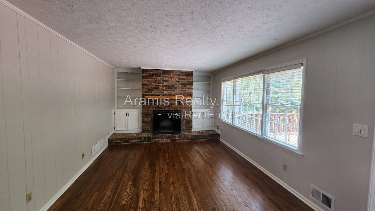 829 Bradford Ct Sw - Photo 5 of 17