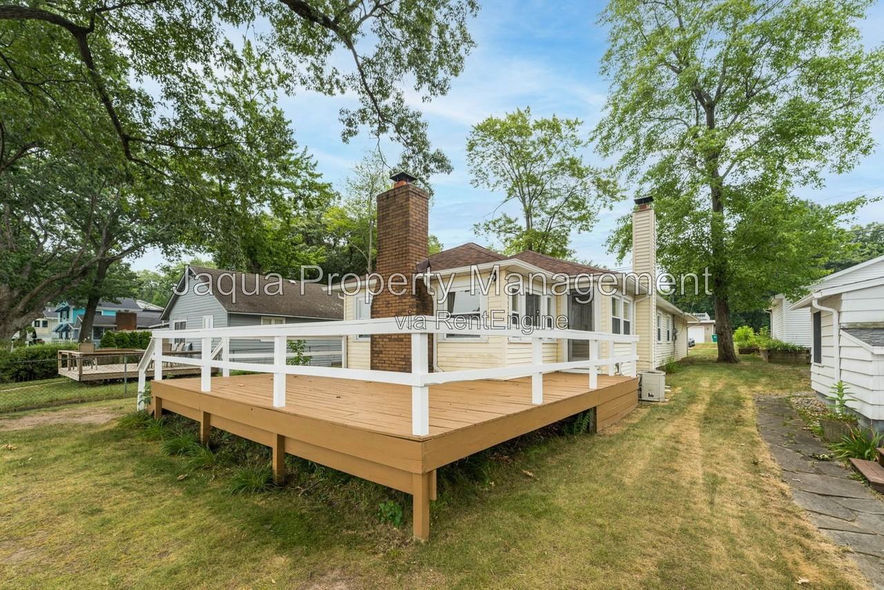 1209 Lakeview Dr - Photo 4 of 22