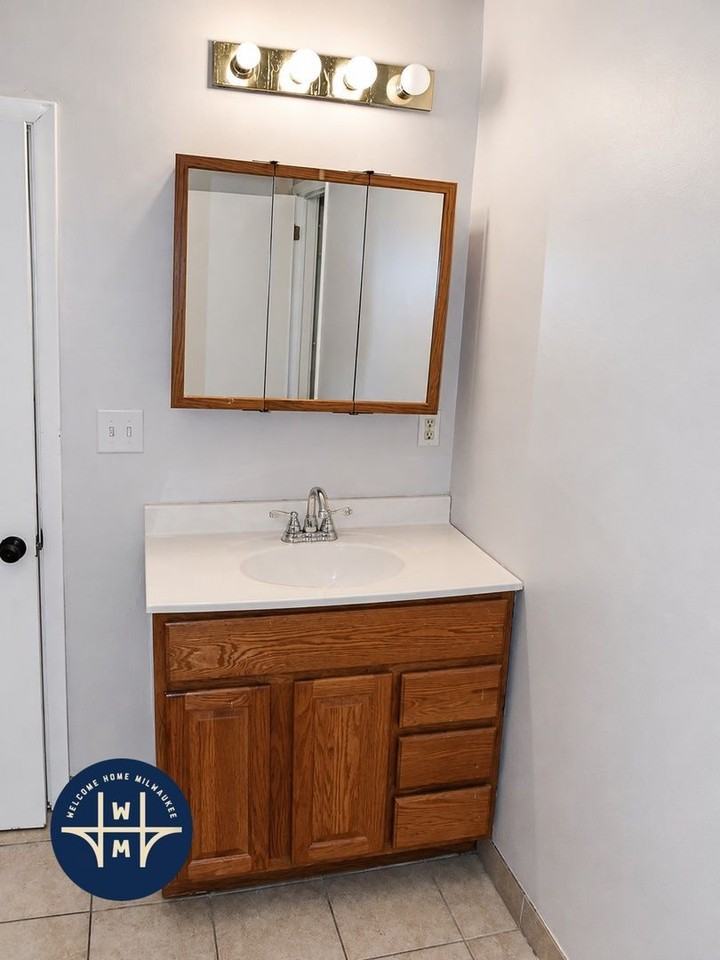 2647 S Kinnickinnic Ave #4 - Photo 4 of 5
