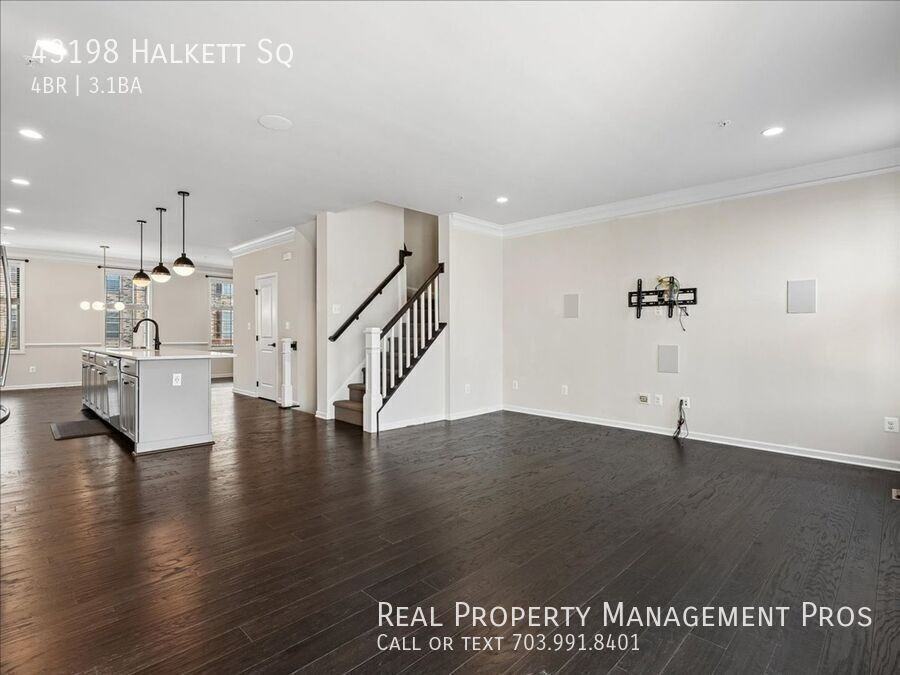43198 Halkett Sq - Photo 3 of 50