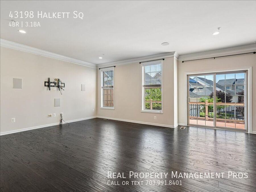 43198 Halkett Sq - Photo 4 of 50