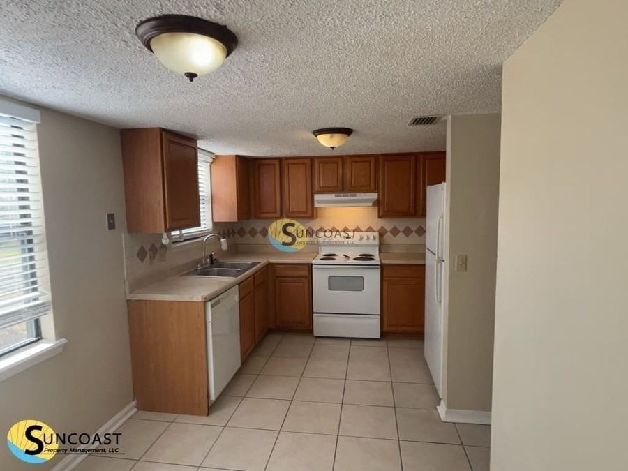 8702 Bandera Cir S - Photo 4 of 29
