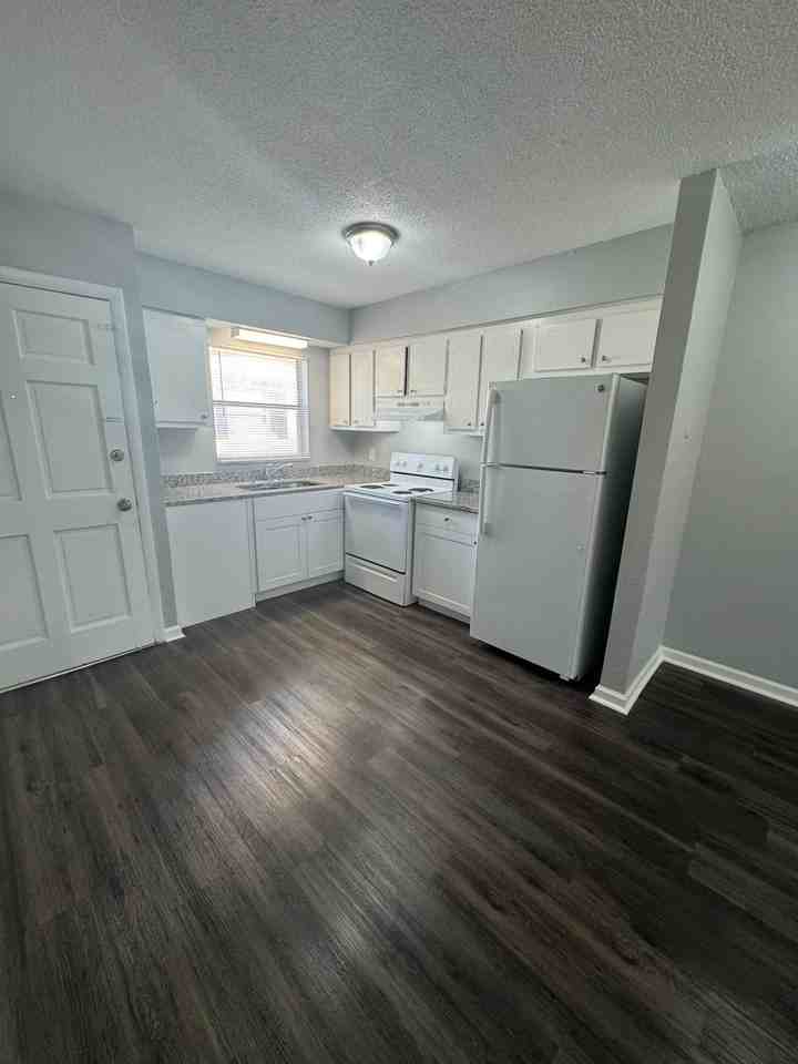 612 88th Ave N #7 - Photo 6 of 10