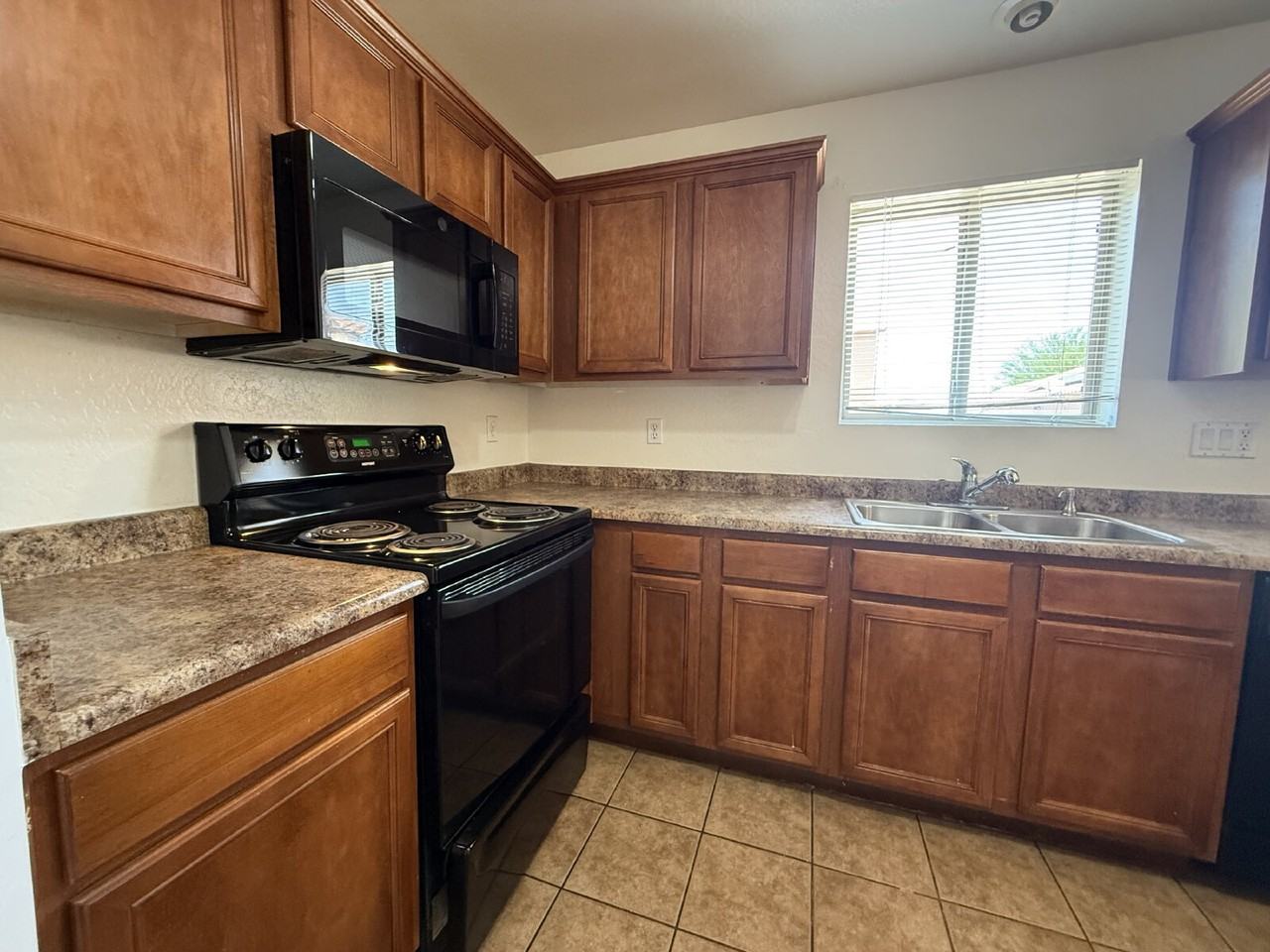 7372 W Ian Dr - Photo 3 of 38