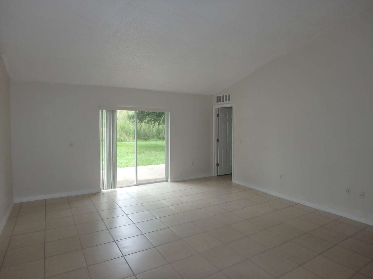 75 London Dr - Photo 4 of 8