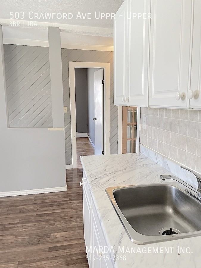 503 Crawford Ave Uppr - Photo 6 of 24