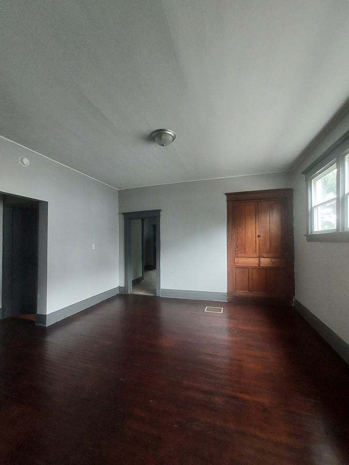 279 Hudson Ave - Photo 2 of 9