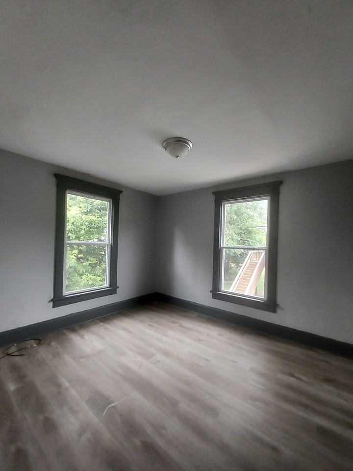 279 Hudson Ave - Photo 4 of 9