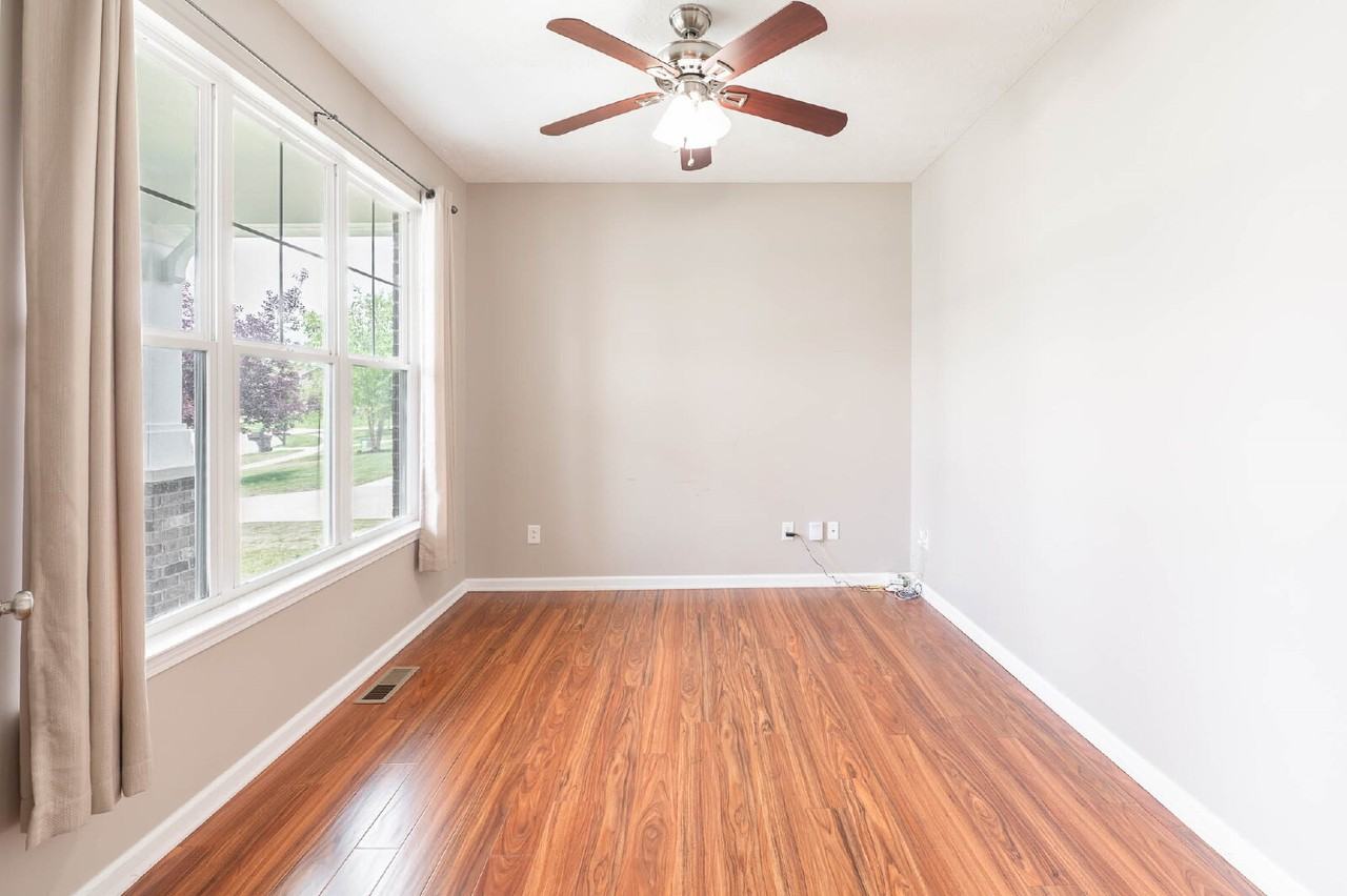 1325 Brentford Ln - Photo 4 of 12