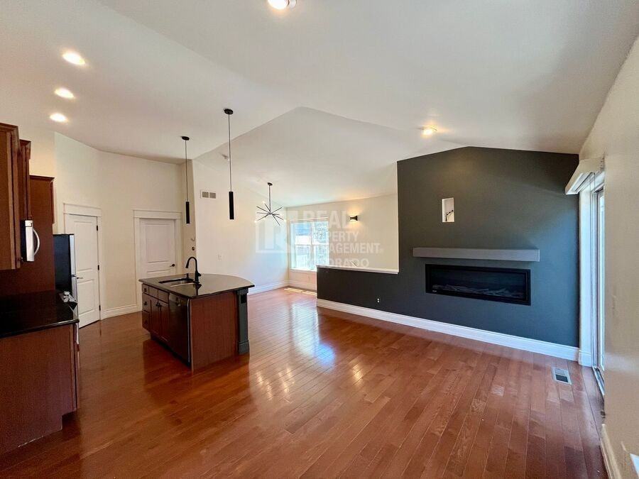 710 Albion St - Photo 3 of 17