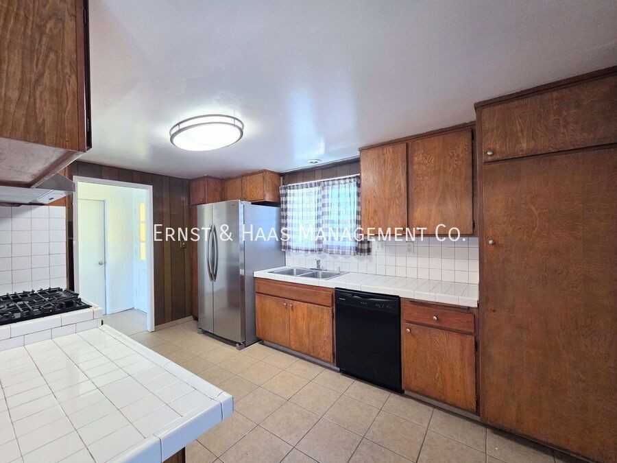 873 E Turmont St - Photo 5 of 37