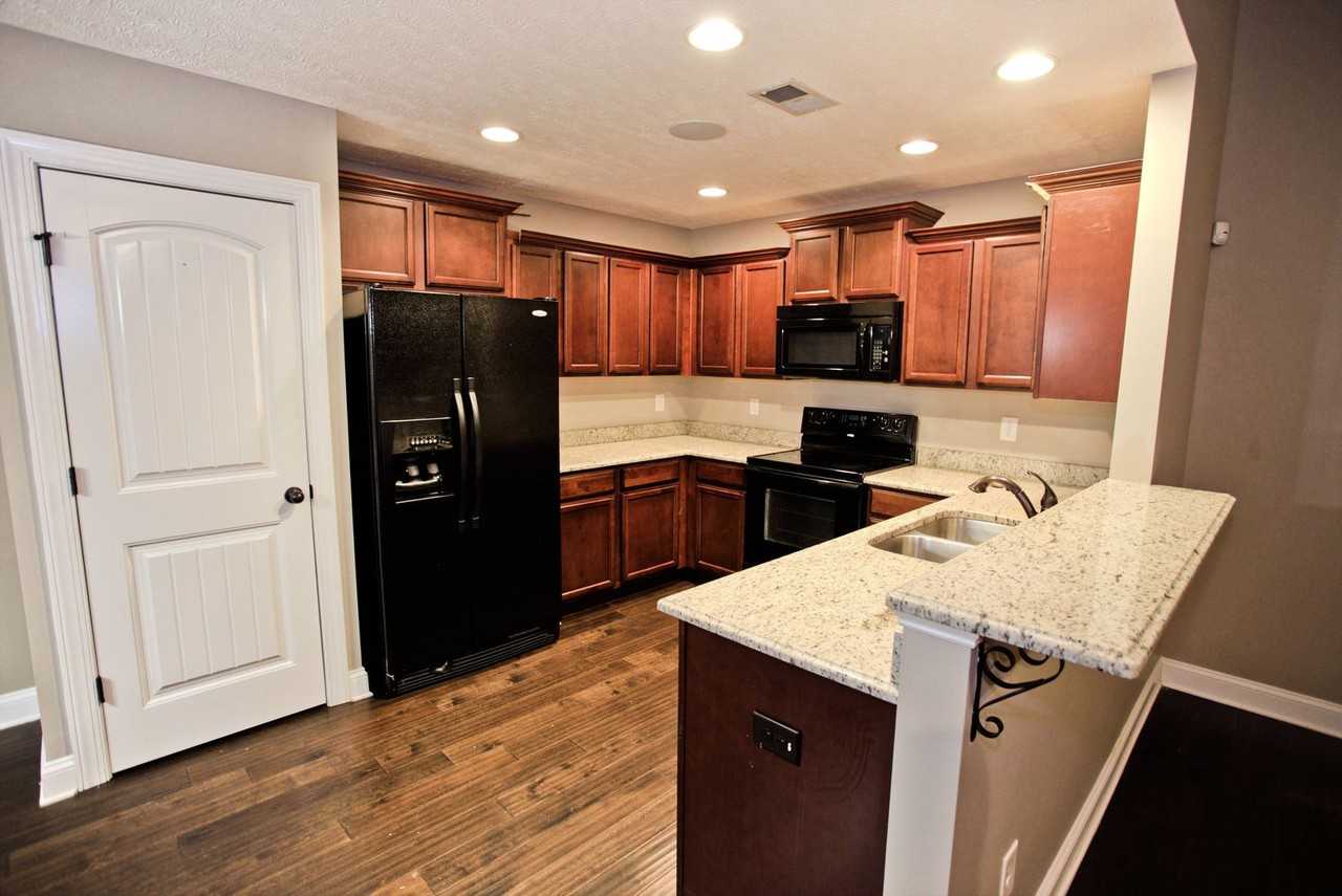 717 Elm St - Photo 7 of 22