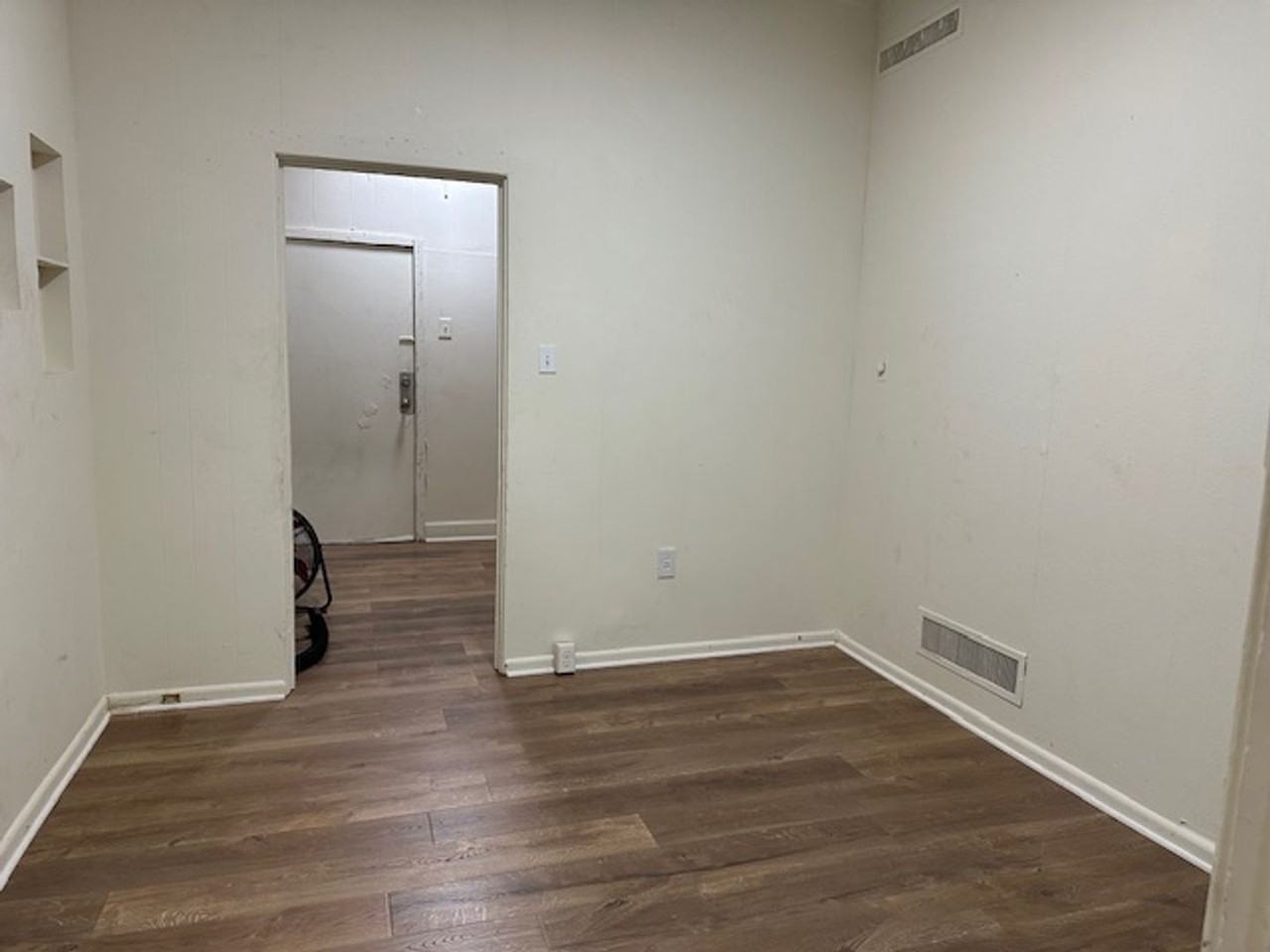 410 S George St #1R - Photo 4 of 11