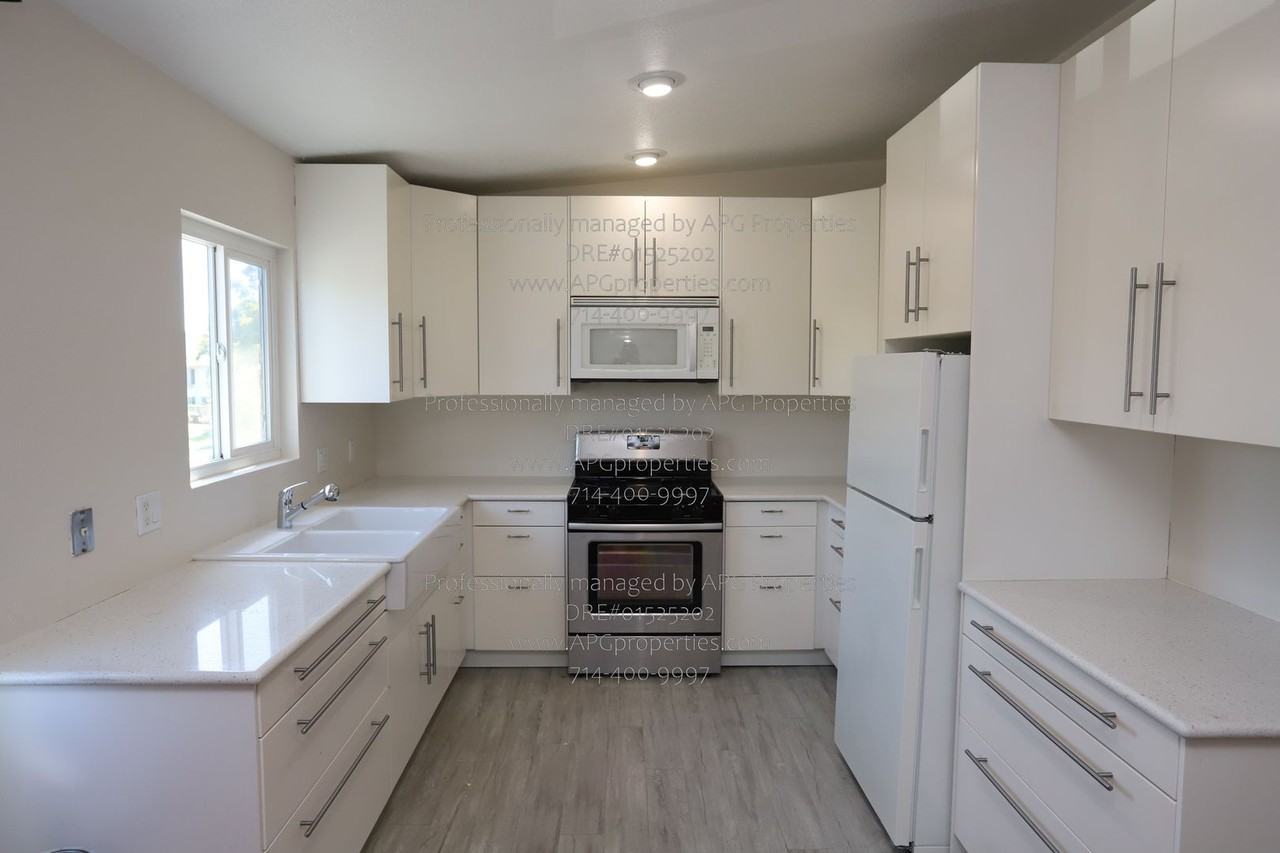 636 E Birch St #E - Photo 3 of 31