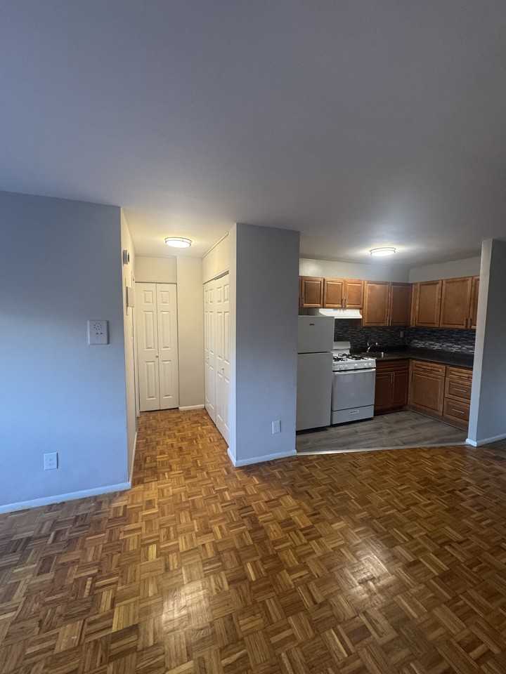 40 Zabriskie St #5D - Photo 2 of 5