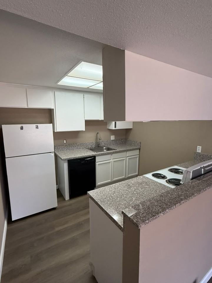 7436 Della Cir #7436 - Photo 5 of 10