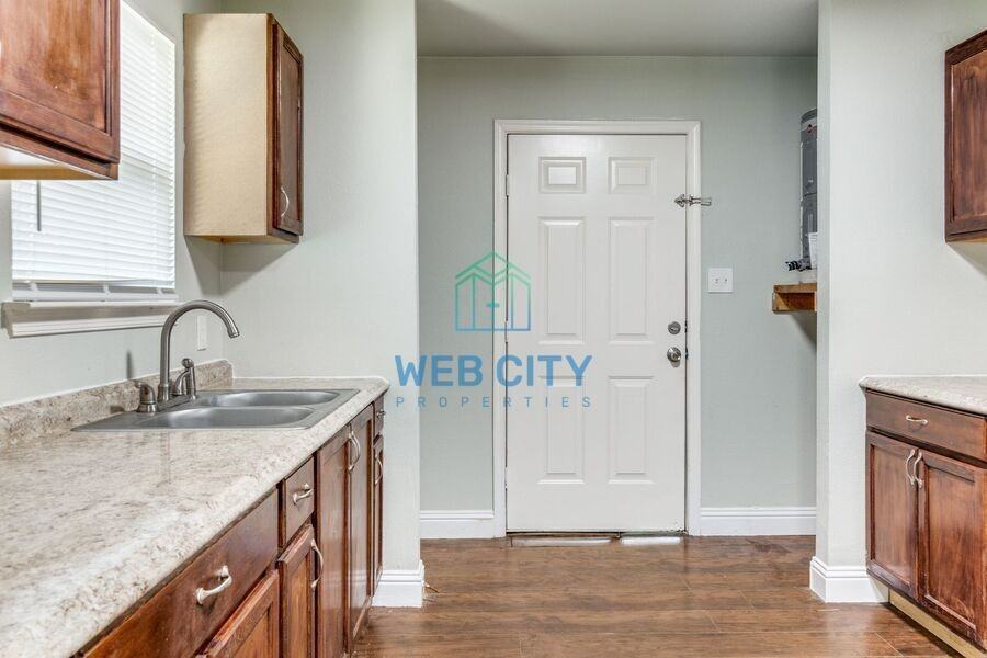 4218 Carpenter Ave - Photo 4 of 12