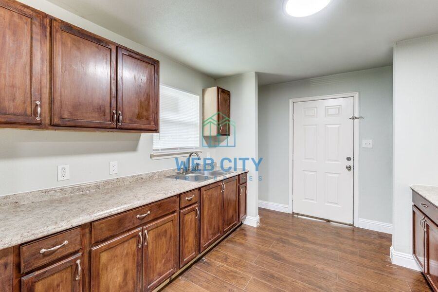 4218 Carpenter Ave - Photo 5 of 12