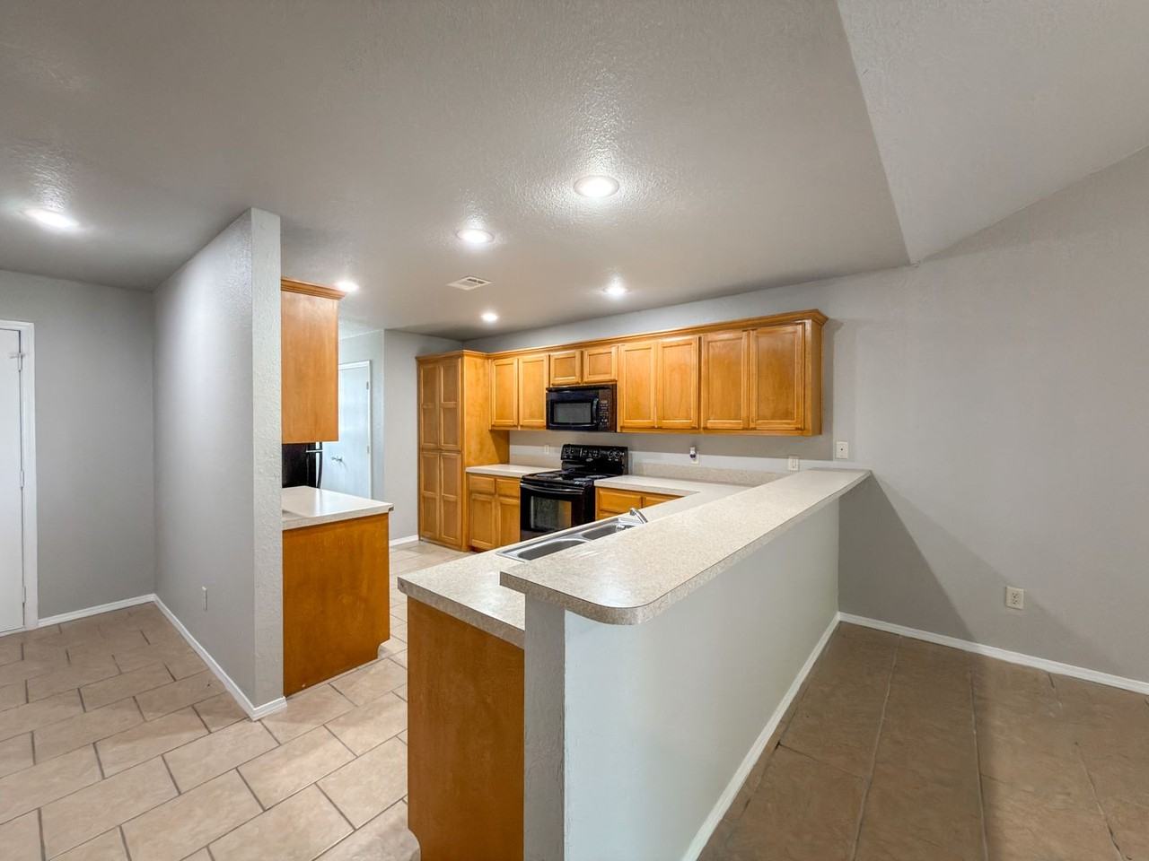906 N 46th St - Photo 3 of 14