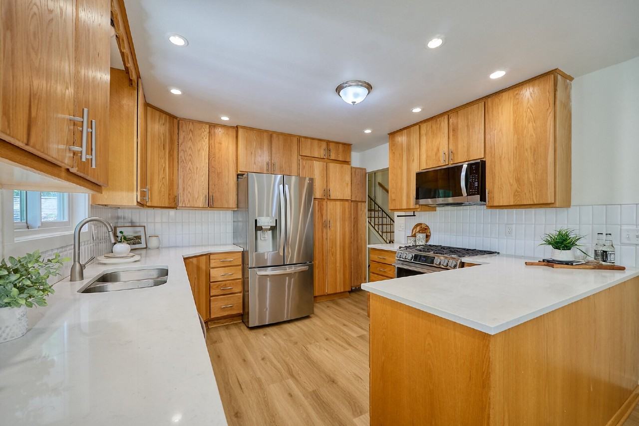 565 Transit Ave W - Photo 2 of 29