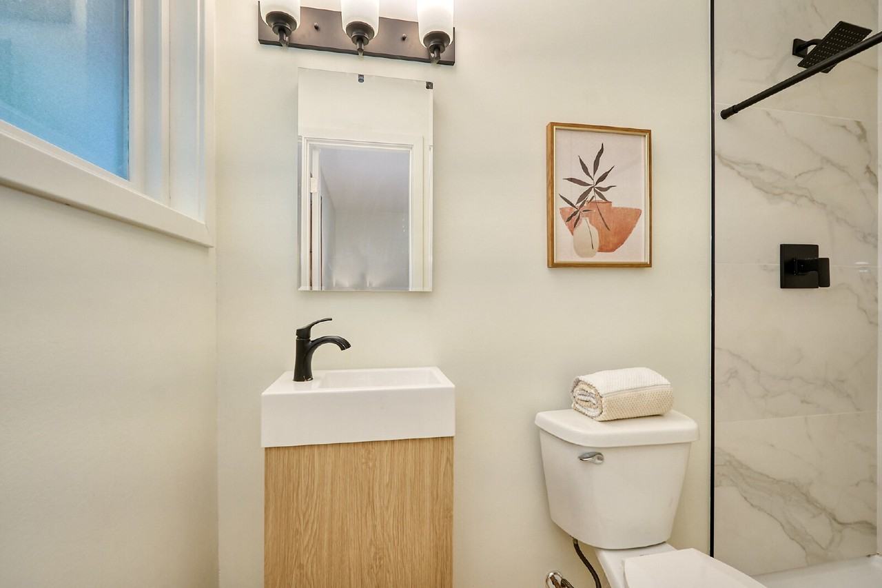 565 Transit Ave W - Photo 5 of 29