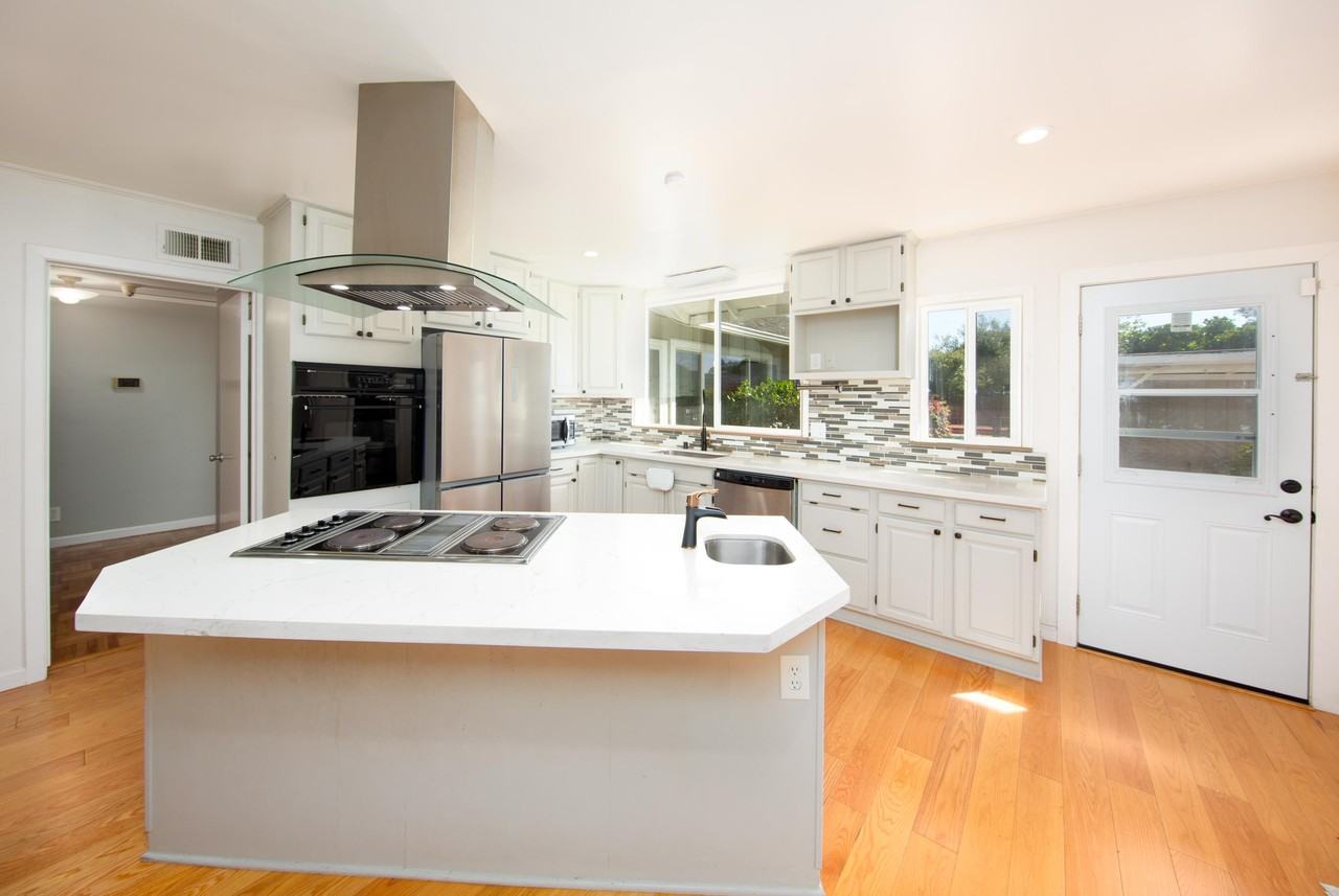 330 Beverly Ave - Photo 3 of 31