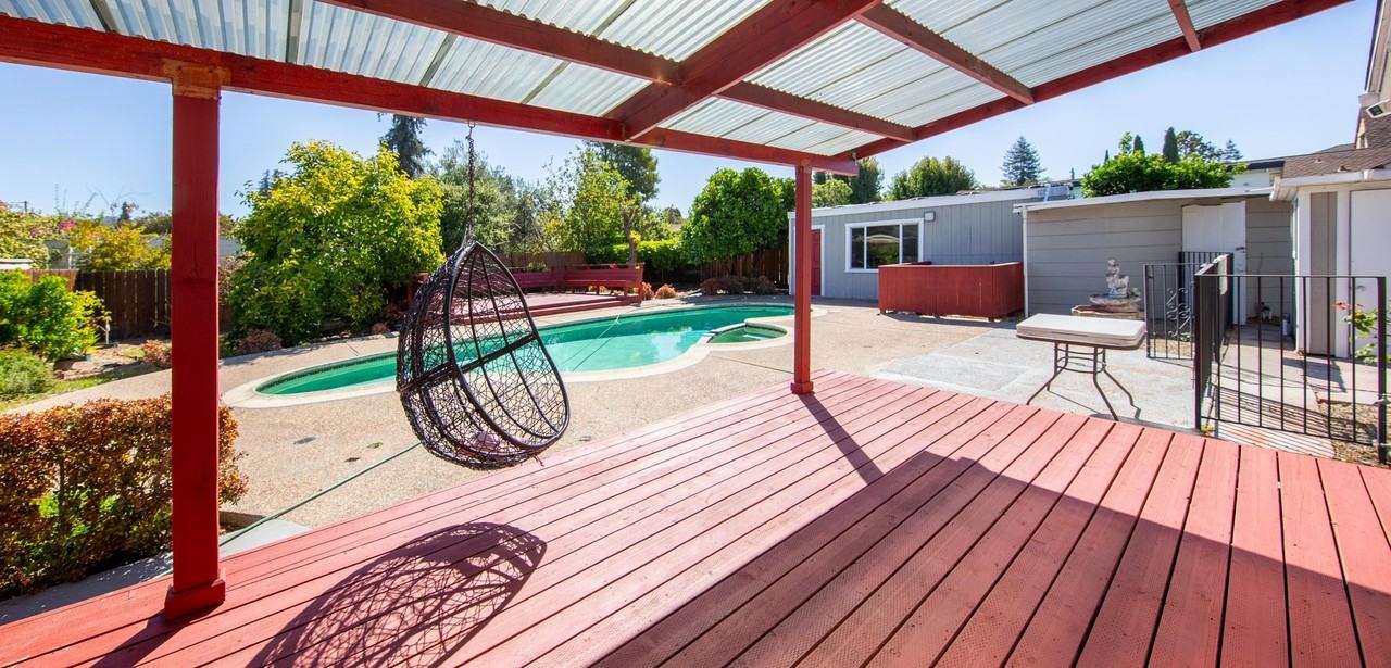 330 Beverly Ave - Photo 5 of 31