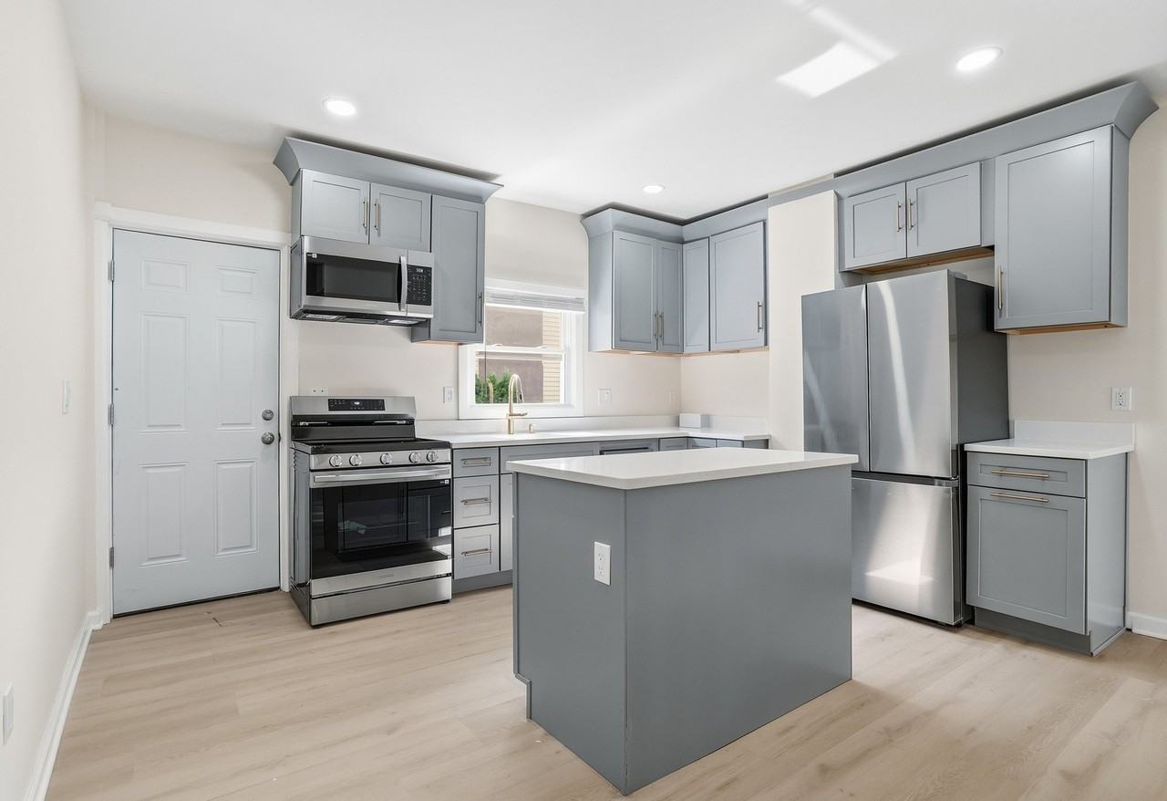 302 38th St - Photo 3 of 15