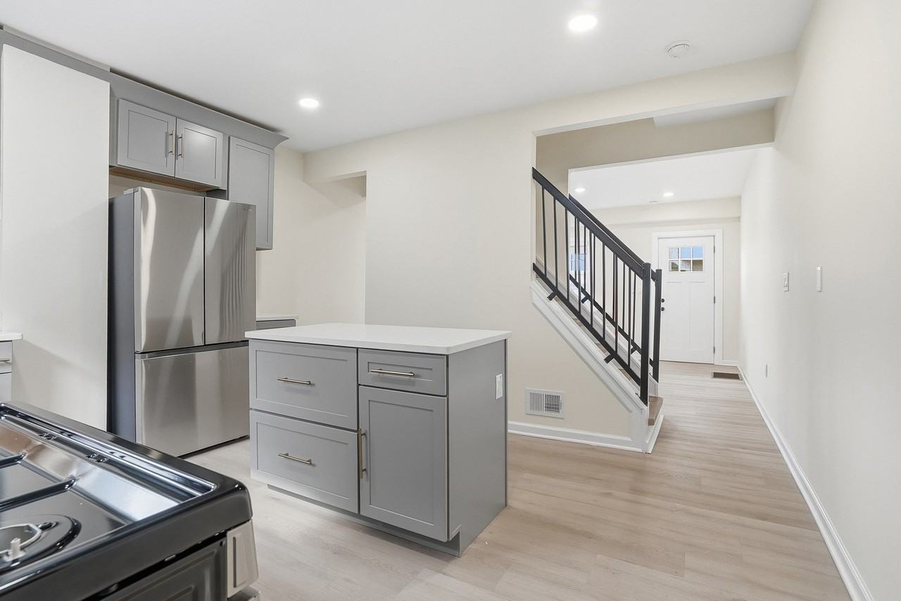 302 38th St - Photo 4 of 15