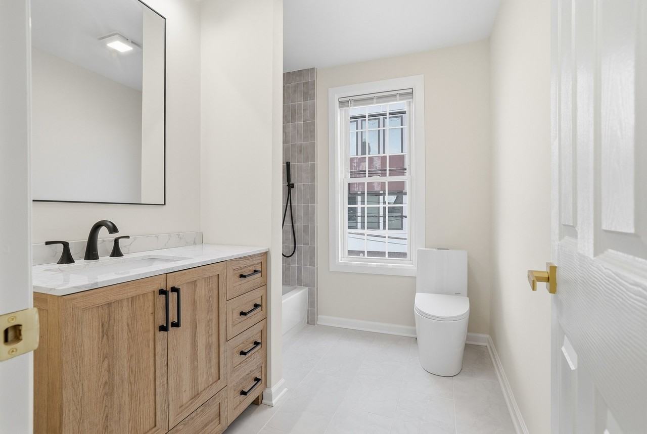 302 38th St - Photo 6 of 15