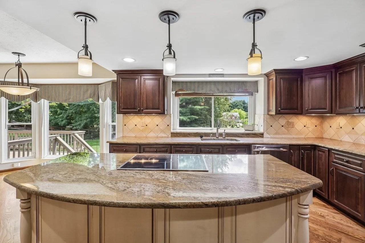 991 Lakepointe Ct - Photo 2 of 18