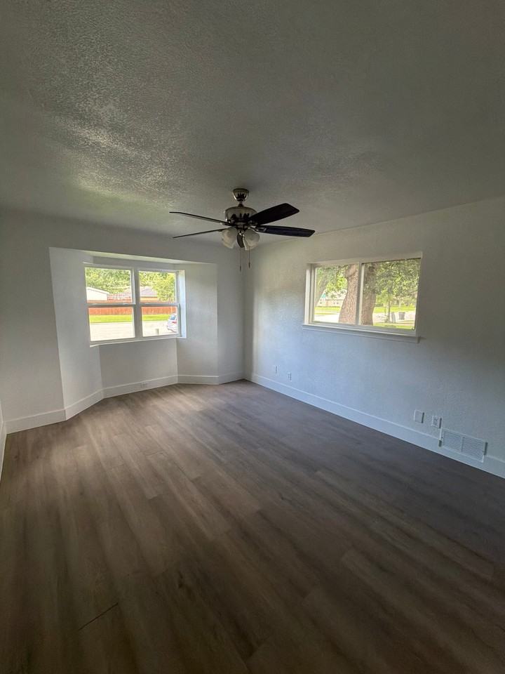 550 Glen Oaks Blvd - Photo 4 of 13