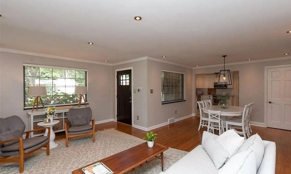 256 Castle Dr - Photo 3 of 20