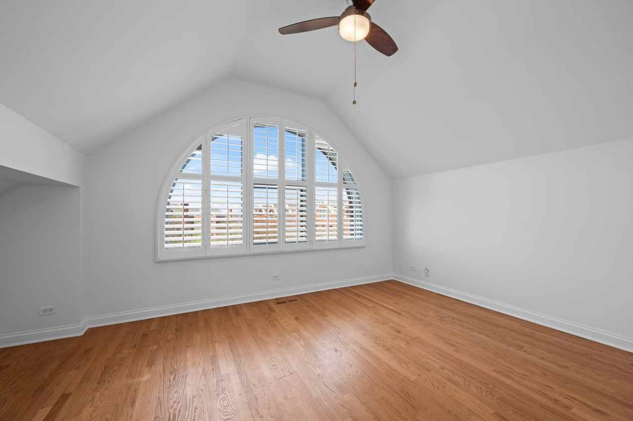 1813 Admiral Ct - Photo 3 of 38