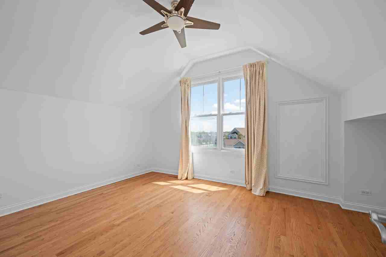 1813 Admiral Ct - Photo 4 of 38
