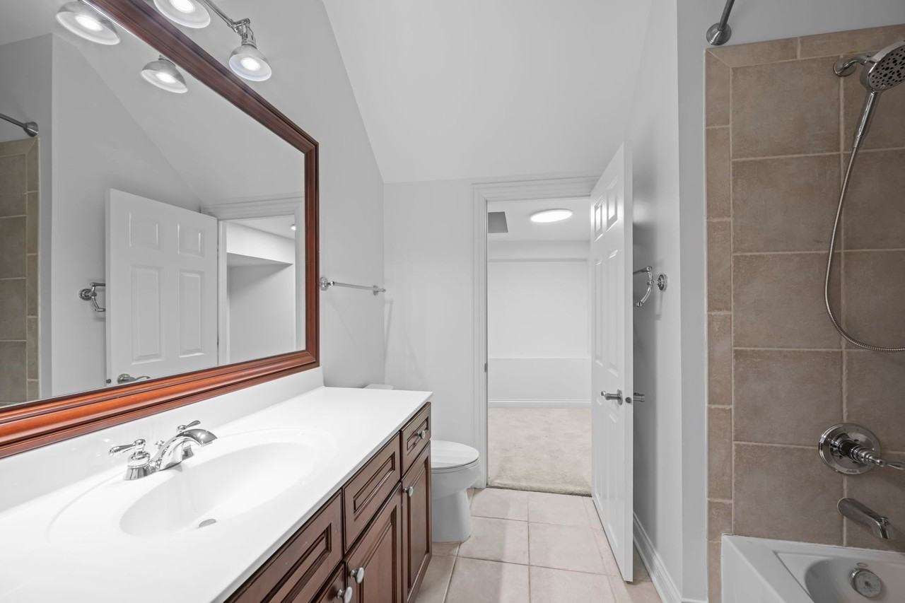 1813 Admiral Ct - Photo 5 of 38