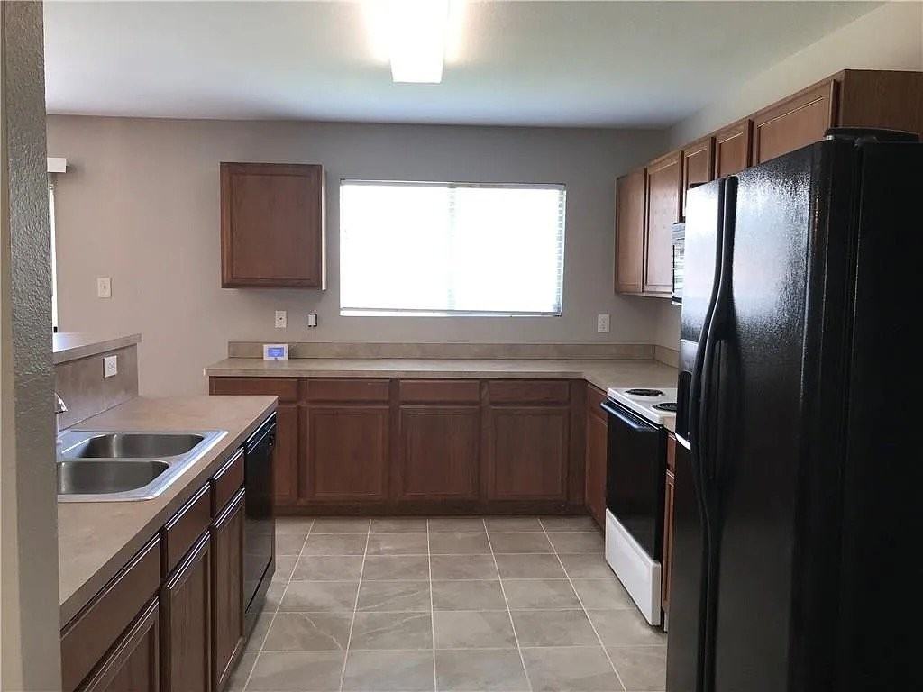 8111 Colwick Ln - Photo 3 of 15