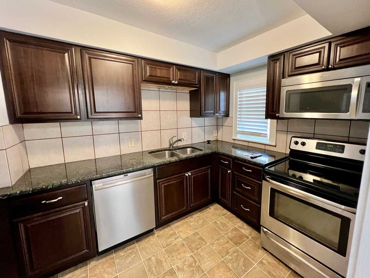 1019 W 38th St - Photo 4 of 15