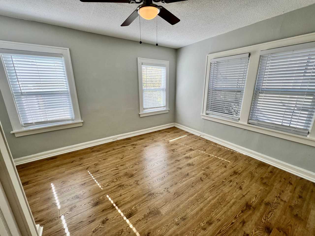 1019 W 38th St - Photo 6 of 15