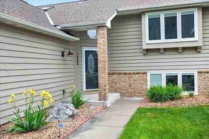 1222 Saddlebrook Ln - Photo 3 of 18