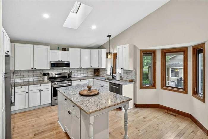 1222 Saddlebrook Ln - Photo 7 of 18