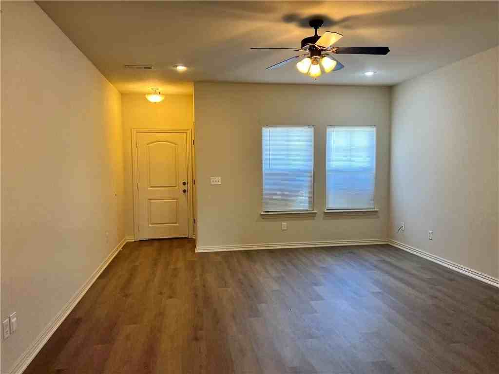 930 Kensington Dr - Photo 2 of 9