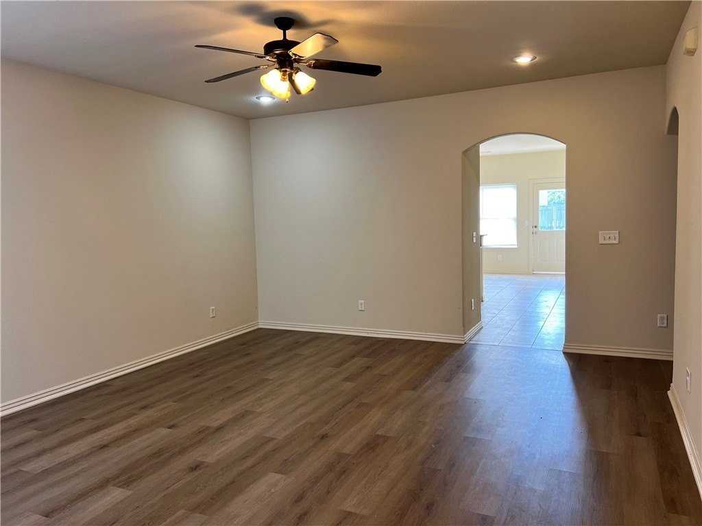 930 Kensington Dr - Photo 3 of 9