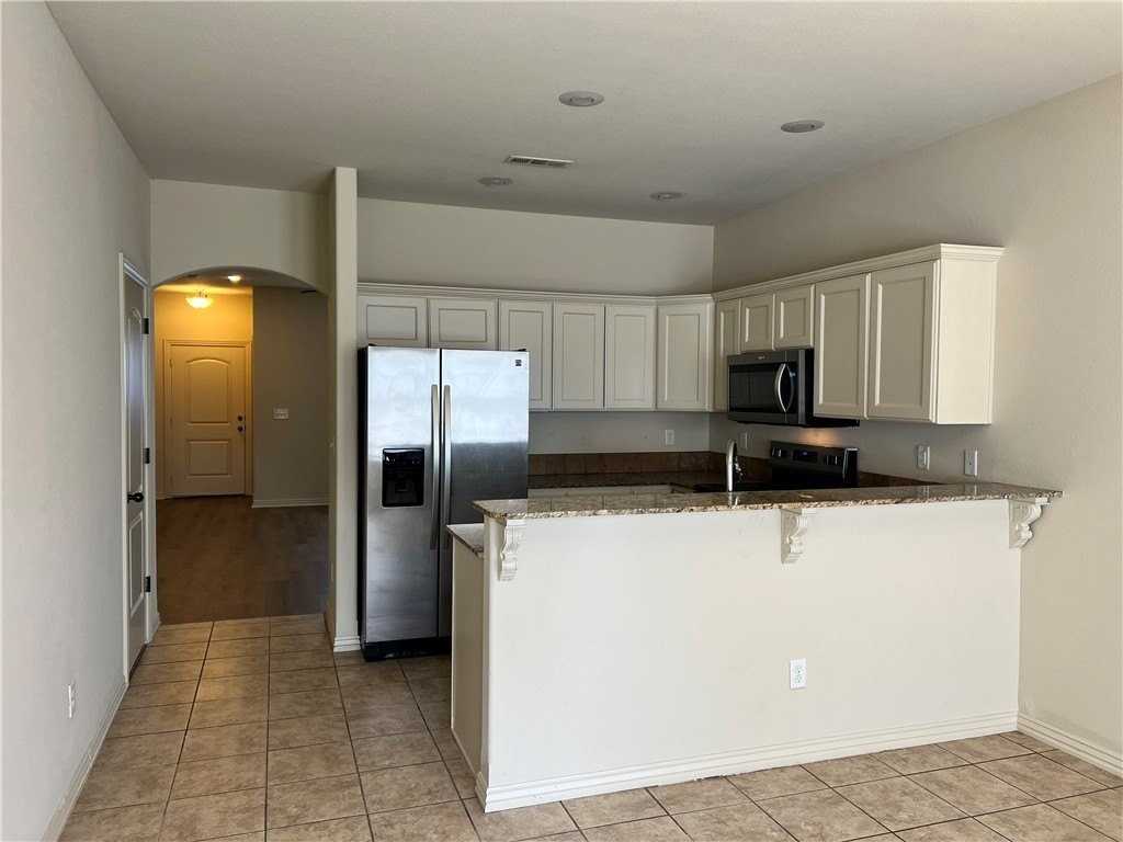 930 Kensington Dr - Photo 4 of 9