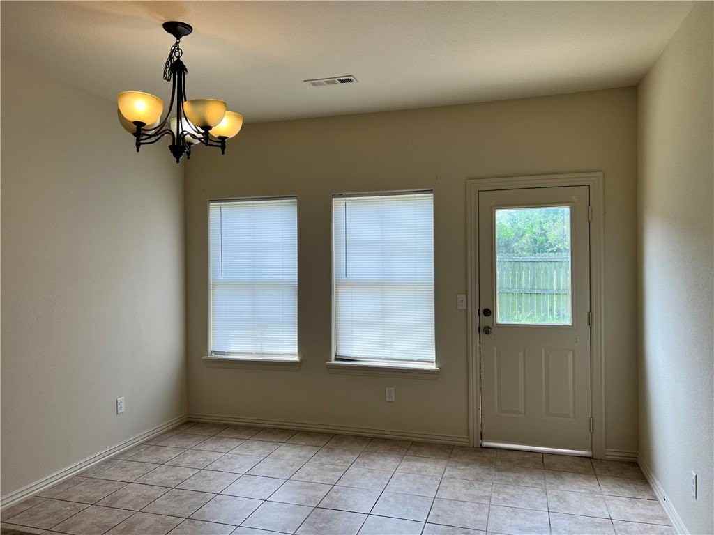 930 Kensington Dr - Photo 5 of 9