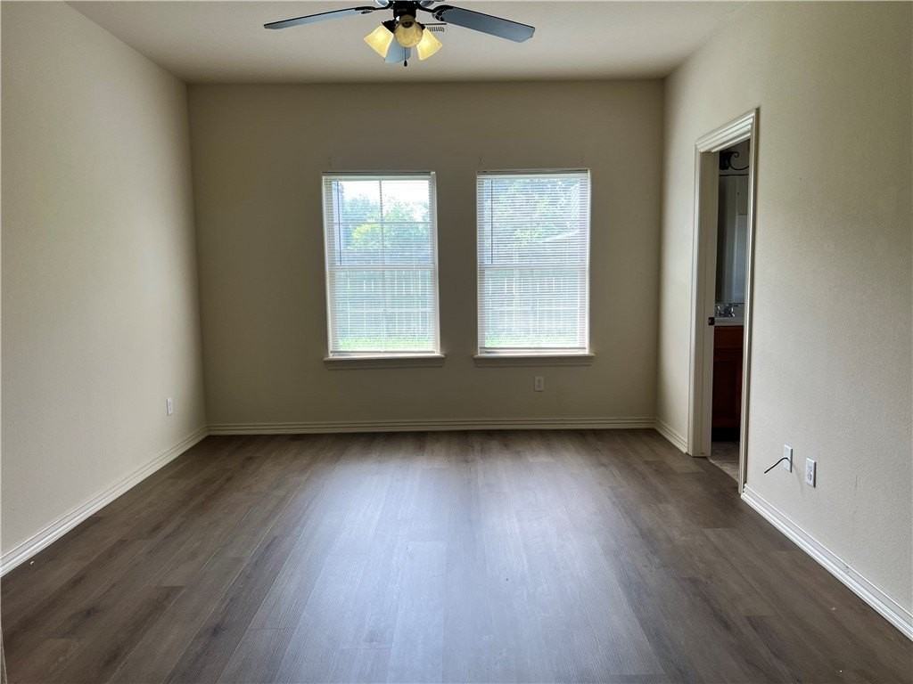 930 Kensington Dr - Photo 6 of 9