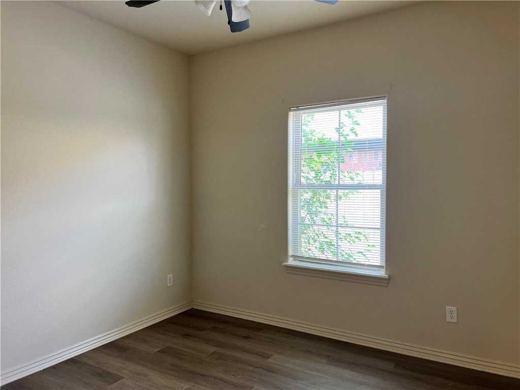 930 Kensington Dr - Photo 7 of 9