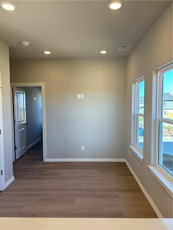 1303 Sw Poigai Way - Photo 7 of 12